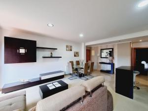Televízia a/alebo spoločenská miestnosť v ubytovaní Apartamento con terraza y piscina