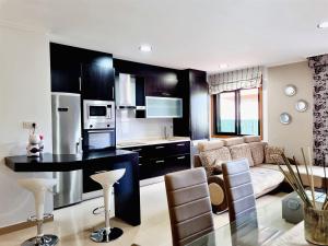 Kuchyňa alebo kuchynka v ubytovaní Apartamento con terraza y piscina