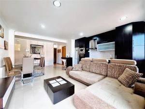 Kuchyňa alebo kuchynka v ubytovaní Apartamento con terraza y piscina