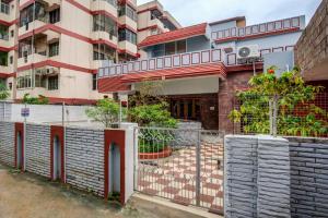 een gebouw met een hek ervoor bij OYO Home Jaam's Home Stay in Bhubaneshwar