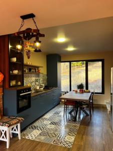 uma cozinha com uma mesa e uma sala de jantar em 3 Cottage Near The Forest em Bakuriani