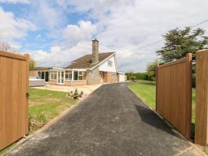 a driveway leading to a house with a gate at Fallowfield in Great Yarmouth