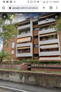 uma imagem de um edifício de apartamentos com uma imagem em Matrioska House B&B em Imola