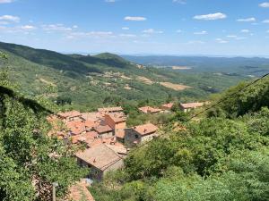 una vista aérea de un pueblo en las colinas en Il Fiore di Montieri, en Montieri