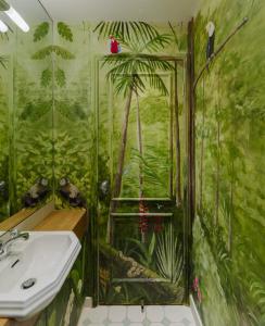 y baño con ducha de temática selvática y lavabo. en Luxury Home Notting Hill, 4/5 Bed en Londres