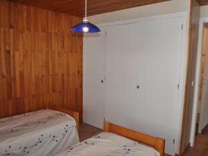 - une chambre avec 2 lits et une lumière bleue dans l'établissement Appartement Châtel, 2 pièces, 4 personnes - FR-1-693-69, à Châtel