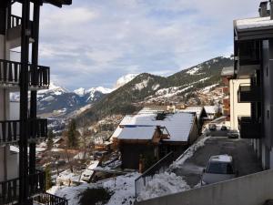 - une vue sur une ville avec des montagnes enneigées dans l'établissement Appartement Châtel, 2 pièces, 4 personnes - FR-1-693-69, à Châtel