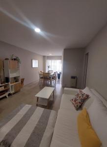 sala de estar con sofá blanco y mesa en Jardines del Boulevard 4 en Córdoba