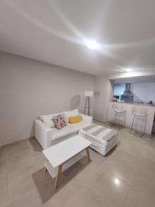 sala de estar con sofá blanco y mesa en Jardines del Boulevard 4 en Córdoba