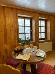 ein Holzzimmer mit einem Tisch und Gläsern Wein in der Unterkunft Spiegelslust-Apartments in Marburg an der Lahn