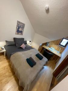 - une chambre mansardée avec un grand lit dans l'établissement Spiegelslust-Apartments, à Marbourg