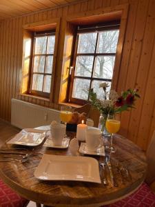 einen Holztisch mit Kerzen und Weingläsern in der Unterkunft Spiegelslust-Apartments in Marburg an der Lahn