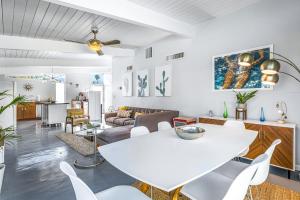 Posezení v ubytování Palm Springs Pool Bungalow Permit# 1491