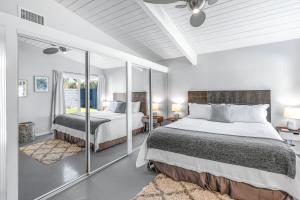 Postel nebo postele na pokoji v ubytování Palm Springs Pool Bungalow Permit# 1491 + 24 fotografií