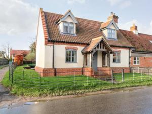 une maison au bord d'une rue dans l'établissement Hillside Cottage, à Beeston