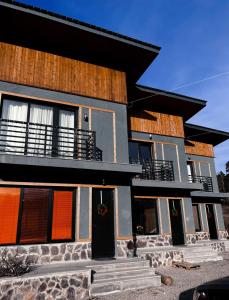 una casa grande con puertas de color naranja y negro en 3 Cottage Near The Forest en Bakuriani