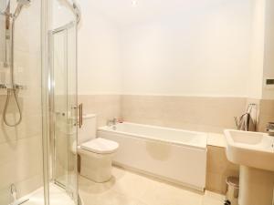 une salle de bain avec une baignoire, des toilettes et un lavabo dans l'établissement Hillside Cottage, à Beeston 35 autres photos