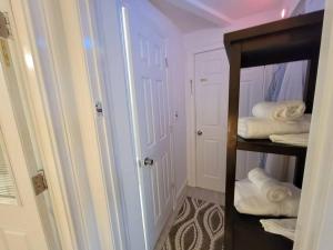 baño con espejo y toallas plegables en Comfy and Chic Boston Apartment!, en Boston