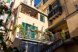 un immeuble d'appartements avec balcon et plantes en pot dans l'établissement COLORED HOUSE UNTIL 7 PEOPLE ABOVE SqPLEBISCITO, à Naples