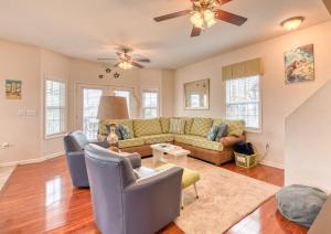 un salon avec un canapé et des chaises dans l'établissement Spectacular sunsets on the sound - only one block from the beach, à North Topsail Beach