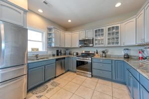 Kuchyň nebo kuchyňský kout v ubytování Choose Your Pleasure with Putting Green and Volley Ball Court