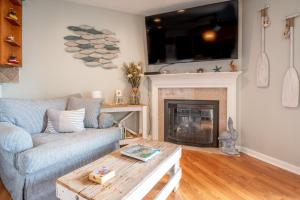 Μια τηλεόραση ή/και κέντρο ψυχαγωγίας στο 1st Floor Townhouse - Oceanfront with Pools
