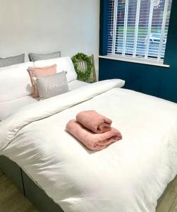 Postel nebo postele na pokoji v ubytování City Central 2 Bedroom Apartment