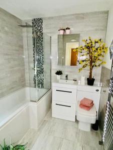 A bathroom at City Central 2 Bedroom Apartment