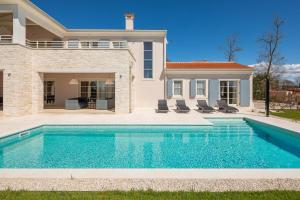 basen przed domem w obiekcie Villa Harmony by ILC (Istria Luxury Collection) w mieście Brtonigla
