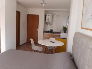 Habitación con cama, mesa y cocina. en Monoambiente en pleno Centro en Córdoba