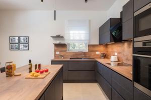 Kuchnia lub aneks kuchenny w obiekcie Villa Harmony by ILC (Istria Luxury Collection)