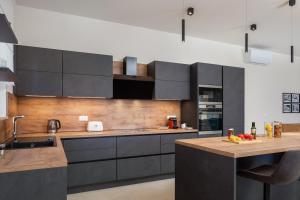 Kuchnia lub aneks kuchenny w obiekcie Villa Harmony by ILC (Istria Luxury Collection)