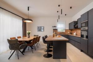 Kuchnia lub aneks kuchenny w obiekcie Villa Harmony by ILC (Istria Luxury Collection)