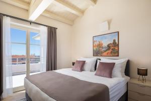 sypialnia z dużym łóżkiem i dużym oknem w obiekcie Villa Harmony by ILC (Istria Luxury Collection) w mieście Brtonigla +25 zdjęć