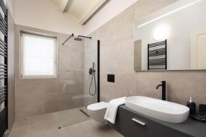 łazienka z toaletą, umywalką i prysznicem w obiekcie Villa Harmony by ILC (Istria Luxury Collection) w mieście Brtonigla