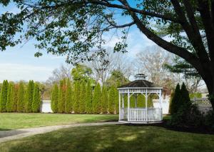 a gazebo in the middle of a yard at Holiday Inn & Suites Boston Peabody, an IHG Hotel in Peabody