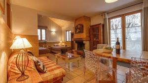 a living room with a bed and a table in a room at Locations Appartements & Chalets - village Piéton, vue Glaciers in La Grave