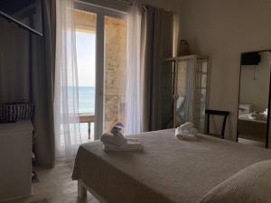A bed or beds in a room at CIELOMARE APARTMENTS - ODISSEA fisherman house