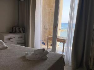 A bed or beds in a room at CIELOMARE APARTMENTS - ODISSEA fisherman house
