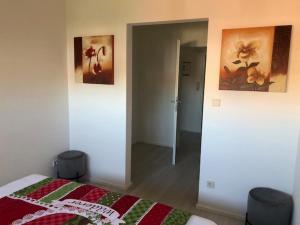 Łóżko lub łóżka w pokoju w obiekcie KOSI Thermen-Vulkanland Appartement