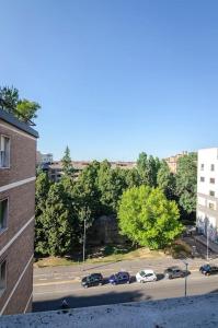 een uitzicht op een straat met auto's geparkeerd op een parkeerplaats bij BidiBo apartment, in centro comodo alla Stazione in Bologna