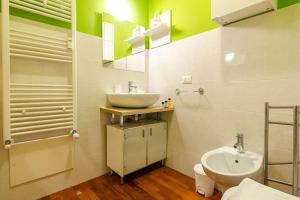 een badkamer met een wastafel en een toilet bij BidiBo apartment, in centro comodo alla Stazione in Bologna