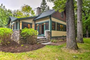 una casa verde y amarilla con un árbol en Sugar Berry Craftsman Home in Laughlintown, en Laughlintown