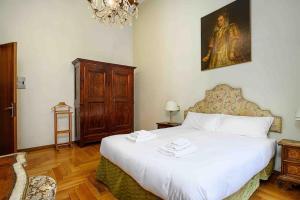 um quarto com uma cama e um quadro na parede em Piazza DUOMO - Antico Appartamento dell'800 em Milão