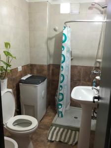 y baño con aseo y lavamanos. en Casa México en Paraná