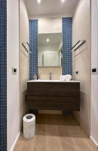 羅馬的住宿－Gio Luxury Home，一间带水槽和镜子的浴室