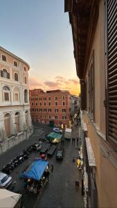 羅馬的住宿－Gio Luxury Home，享有街道和汽车及建筑的景色
