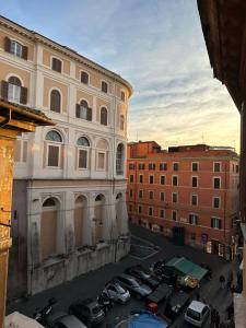 羅馬的住宿－Gio Luxury Home，一组汽车停在大楼旁边的停车场