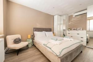 Tempat tidur dalam kamar di Luxury London Garden Flat