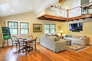 una sala de estar con un sofá y una mesa en Sugar Berry Craftsman Home in Laughlintown, en Laughlintown